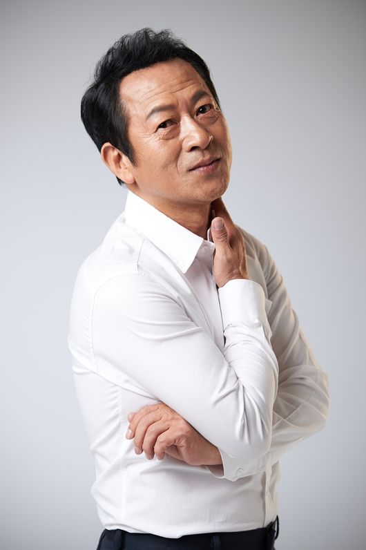 The amount of actor Choi Il-Hwa, who had a MeToo movement in the movie Movie - The Negotation (director Lee Jong-seok), was completely deleted following the movie With God - Causal Yan (director Kim Yong-hwa, hereinafter with God).Actors Kim Myung-gon and Yeong-jin Jo re-shooted the vacant spot. It is unlikely that Choi Il-Hwa, who declared his voluntary departure from the works and positions in the Mitu movement, will be able to meet for a while. In March, the production team of God with God 2 decided to edit the whole book when Choi Il-Hwa was identified as a sexual assault perpetrator. Im on the shoot.It was the result of agreeing with investors on the burden of additional costs.While urgently searching for an actor to replace him, he moved quickly with the utmost care to add a shooting schedule, re-establish staff, and restore art and costumes.As a result, Choi Il-Hwas character was replaced by the elder actor Kim Myung-gon, while the production team of Movie - The Negotation also started to erase Choi Il-Hwa.The character he was in charge of in the play went to the middle actor Yeong-jin Jo who debuted in 1997.He has been a heavy presence in many commercial feature films as well as dramas. Yeong-jin Jo was urgently put into reshooting Movie - The Negotation last month, and he said that Choi Il-Hwa had re-enacted the character that he had already filmed. The director and staff of Movie - The Negotation completed the filming, but Choi Il-Hwas It was reported that he decided to edit the amount in full, and he was trying to restore the first shooting condition.Starring actors Son Ye-jin and Hyun Bin, the film features an incident in which Seoul Metropolitan Police Agency Crisis Movie - The Negotiation teams competent Movie - The Negotiation confronts Ha Chae-yoon (Son Ye-jin) with a hostage-taker Min Tae-gu (Hyun Bin) who kidnapped his boss.Although it is scheduled to be released in the second half of this year, the exact release date has not been confirmed. Choi Il-Hwa is known to be a supporting actor and not much of a play, but the production team was not easy to decide to re-shoot. With God 2 Attention is focusing on whether Movie - The Negotiation, which has attracted attention due to Ins meeting, will also be in the box office ranks.