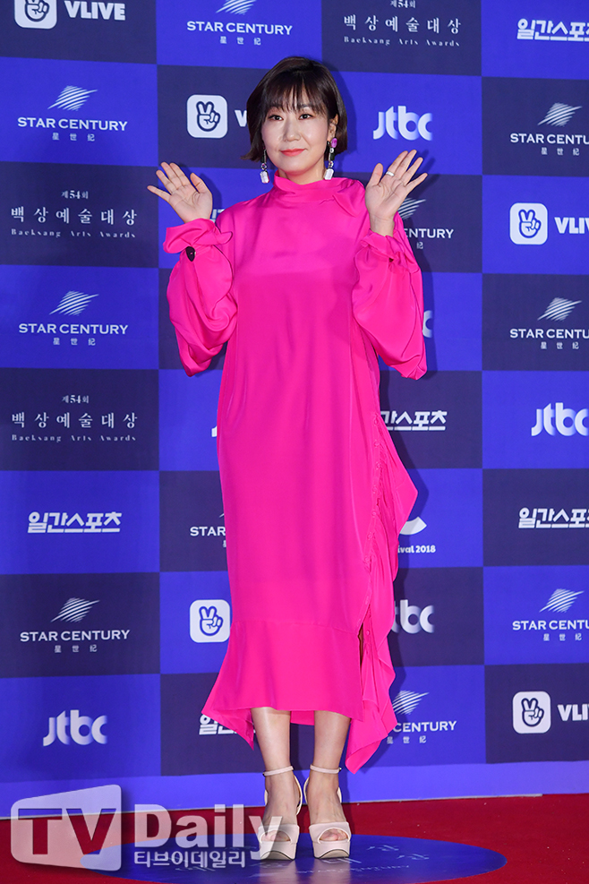 The 54th Baeksang Arts Awards ceremony Red Carpet event was held at COEX, Samsung-dong, Gangnam-gu, Seoul on the afternoon of the 3rd. Actor Ra Mi-ran, who attended the Baeksang Arts Awards ceremony, is stepping on the Red Carpet. The 54th Baeksang Arts Awards are the TV awards and awards (drama, culture and entertainment) The Best Actor and Best Actor (Nam and Woman), Best Supporting Actor (Nam and Woman), Best Actor (Nam and Woman) and Best Actor (Nam and Woman) and Best Actor (Nam and Woman) and Best Actor (Nam and Woman) Film, Best Picture, Best Director, Best Screenplay, Best Actor (Nam and Woman) and Best Actor (Nam and Woman) and Best Actor (Nam and Woman) The Baeksang Arts Awards, which is broadcast by Shin Dong-yeop, singer and actor Bae Suzy, and actor Park Bo-gum, will be broadcast live on JTBC.[Red Carpet]