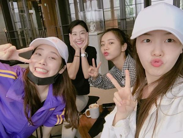 Girls Day four-man gathered in one place.Hyeri said on his instagram on the afternoon of the second day, Its clear.Girls Day member Sojin, Hyeri, Yura and Minah are gathered together to show off their delightful youthful appearance.The four sit facing each other in what appears to be a cafe, taking commemorative photos, with the charm of the lovely Girls Day well into one cut as it opens.On the other hand, Girls Day members are active in various fields such as Acting and Entertainment.Hyeri is appearing on TVN entertainment Amazing Saturday and will appear in the movie Dempsy Roll / Photo = Hyeri Instagram