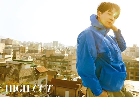 Hwang Chi-yeul released a picture of the relaxed daily life of singer Hwang Chi-yeul, which released a picture of a comfortable atmosphere through the star-style magazine High Cut, which was published on the 3rd.The windbreaker, the blue jacket, the skirt, and the casual clothes of the hunched heat, the intense appearance on the stage was different from the naturalness.A skateboard, known as a hobby, was seen as a skillful ride and a cool smile.The cut shot on the rooftop, a space familiar to Hwangchi, contained a relaxed atmosphere at sunset.In an interview after filming the picture, Hwang Chi-yeul talked about the difference between the music that his second mini-album Be Myself, which was released recently, showed.If you showed a vocals like Lion when you compete through an entertainment program, Be Myself kicked off the bubble and reduced the power.I still have a little power to control, but Haha, I have four of my own songs, and I have a lot of my emotions and colors, he said.Hwang Chi-yeul asked, How did you start music? In fact, all Koreans like karaoke and everyone wants to do well.I started studying songs by myself because I wanted to catch anything if I could not catch it well.I practiced 17 hours under the ring, and when I heard complaints about loudness, I practiced at Yanghwa Bridge or Sunyudo Park.I think I just wanted to do well and made me come here. Hwang Chi-yeul also explained the special occasion of starting Chinese activities.He said, I was singing Father on the third stage of Endless Masterpiece, and by chance, a fan in China saw it and cried for an hour.This story was then told to the Asishisu 4 (Chinese version of Im a singer) team who was looking for a Korean singer, and I was contacted by him.I will do my best to do anything harder, he said.
