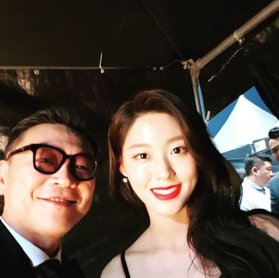Kim Ui-Seong posted a photo of actor Kim Ui-Seong with Seolhyun on his instagram on the afternoon of the 3rd, I envy you, these things. In the photo, Kim Ui-Seong met Seolhyun at the 54th Baeksang Arts Awards Backstage held in COEX, Gangnam District It contained a picture of him.Kim Ui-Seong is staring at the camera with a smile on his two shots with Seolhyun, who showed off her beauty with a small face and colorful features.Meanwhile, the Baeksang Arts Awards are the only awards ceremony in the country that encompasses TV and film. /Photo = Kim Ui-Seong Instagram