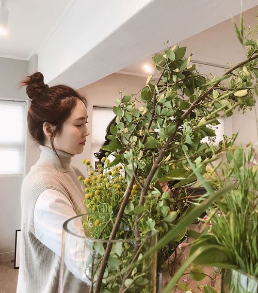 Singer and actor Sung Yu-ri showed off his flower arrangement skills. Sung Yu-ri posted several photos with his Love in the afternoon on his instagram on the afternoon of the 3rd. Sung Yu-ri in the open photo is eager to make a bouquet in a place that looks like a flower shop.He wore a white shirt and knit, and his hair was neatly raised, showing off his unique and pure charm, pulling his attention with the same look as when he was working as a girl group Fin.K.L in the 90s.Meanwhile, Sung Yu-ri last year with professional golfer Ahn Sung-hyun and photo = Sung Yu-ri Instagram