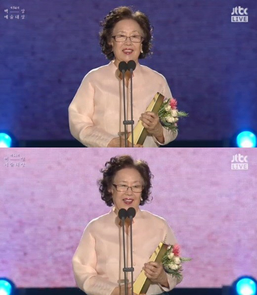 Na Moon-hee won the Best Actress Award in the Film category as I Can Speak (director Kim Hyun-seok) over the top candidates from Kim Ok-bin (The Devil), Kim Tae-ri (Little Forest), Son Ye-jin (Im Going to Meet Now) and Choi Hee-seo (Park Yeol) at the 54th Baeksang Arts Awards held at COEX D Hall in Gangnam-gu, Seoul on the 3rd. He won.In particular, Na Moon-hees award for Best Actress in Baeksang Arts is more meaningful.The Baeksang Arts Grand Prize is not the end of the year but the May, so unlike the movie awards ceremony held last year, it is considered to be an award ceremony that is difficult to predict the results of the award.This years film category was nominated for a powerful piece such as 1987 (director Jang Joon-hwan), Little Forest (director Lim Pil-rye) or Im Going to Meet Now (director Lee Jang-hoon), which led to a different competition from last years awards ceremony.