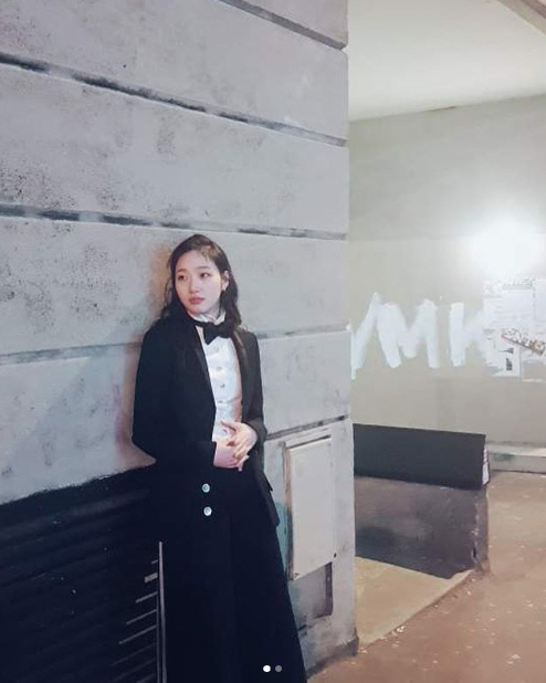 Kim Go-eun posted several photos on his SNS on the 4th, and Kim Go-eun in the public photo is staring somewhere in a bow tie wearing a suit.Her perfect figure and sweet atmosphere catch her eye.Kim Go-eun plays the heroine Sunmi in Lee Joon-iks film Sunset in My Hometown