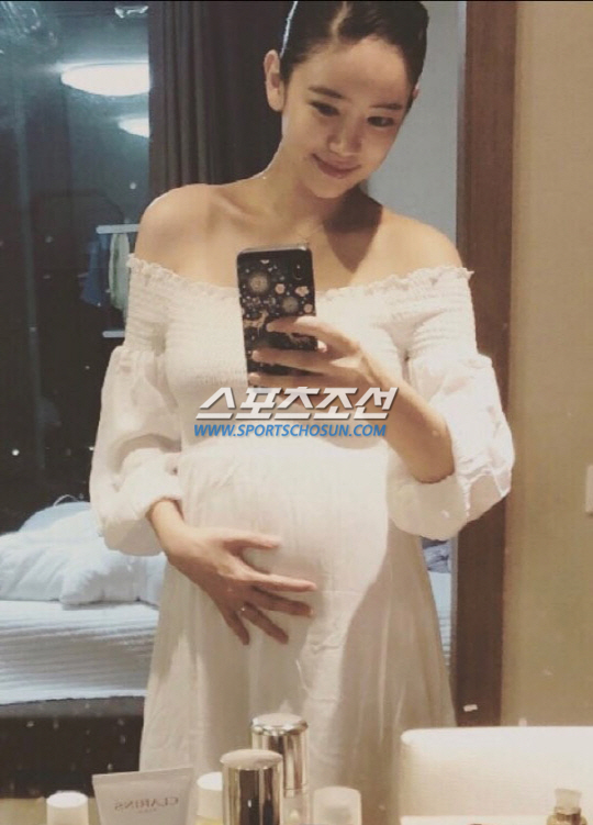 As a result of the 4th coverage, Lee Tae-im is having a normal preliminary moms daily life.Recently, Lee Tae-im, who suddenly announced his retirement from the entertainment industry, said in his SNS last March, I decided to live a normal life in the future. Lee Tae-ims photo was taken directly ahead of Child Birth and marriage. Month.Lee Tae-im is in contact with the child by handing his stomach in a sky-high white dress that is closely attached to his body in a public photo.The boat has been quite full, but the small face and the clavicle line of the shoulder are still looking thin, and the clean-up hair gives off a pure image.Lee Tae-im, who was a synonym for sexy, steals the viewers gaze with a 180-degree change.Lee Tae-ims stomach baby, who was also in the 6th month of pregnancy, was said to be a solace. This photo was taken by Lee Tae-im, who revealed to his aides.Lee Tae-im was controversial in March when he posted an article suggesting his retirement on SNS and added various rumors with political figures as his agency was in a state of contact with him.In the end, Lee Tae-im met with his agency on the third day of the retirement controversy and revealed that he was planning to marry with pregnancy and confirmed his retirement from the entertainment industry through termination of contract.Lee Tae-im, who became a preliminary mom, said through his agency, We will raise the marriage ceremony after the Child Birth. Husband is not related to the rumor political person. Meanwhile, Lee Tae-im, who made his debut as an actor in MBC drama The Golden Age of My Life in 2008, became a rising star with his first starring role in Ijima.After that, he emerged as a glamor star in the drama Mariage Please with his extraordinary swimwear body, and then he appeared in 12 years of reunion: Soothed, Changguk, My Heart Shiny, Unique Rabmi .Lee Tae-im, who went through the films Special Books and The Applicants, became a hot topic in For the Emperor. He was also active in beauty and entertainment.Lee Tae-im is it City Kim Sarang & Lee Tae-ims Find Your Taste!, Beauty Europe - Pretty Map , Jungles Law and got a wide awareness.However, during the recording of MBC entertainment program Tit Dong-gap Tutoring in 2015, it was controversial that he was arguing with singer Yewon, a girl group jewelery, and spit out abuse and abuse.