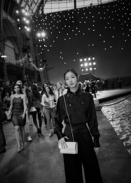 Kim Go-eun attended the Chanel 2018-19 cruise collection show at Frances Grand Palais on Thursday (local time). Kim Go-eun, who has been talking about sophisticated styling since the departure of France, has completely digested the costumes at the fashion show scene. Kim Go-eun will return to the screen with Lee Joons new film Sunset in My Hometown