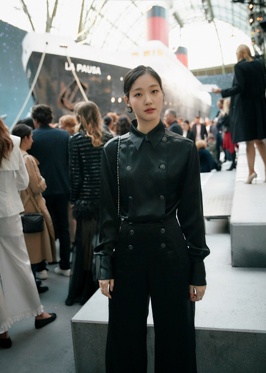 Kim Go-eun attended the Chanel 2018-19 cruise collection show at Frances Grand Palais on Thursday (local time). Kim Go-eun, who has been talking about sophisticated styling since the departure of France, has completely digested the costumes at the fashion show scene. Kim Go-eun will return to the screen with Lee Joons new film Sunset in My Hometown