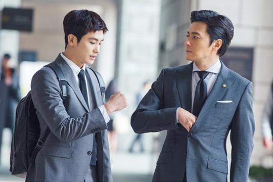 If Suits is already the best material, and if you only think about how to put it [= Jeong Deok-hyun], KBS drama  was a remake of the original famous Archer Daniels Midland in the early days, so there was a half-concerned look.There is a solid script of the original work, and it is expected that the actors such as Jang Dong-gun and Park Hyung-sik have been cast in themselves.However, the concern was that Remake would always have an emotional dissonance.In fact,  clearly has the sense of heterogeneity of the overly cool story of Archer Daniels Midland.For example, after a long time since Friend, an old woman of Miniforce stone (Jang Dong-gun), appeared and made love, she said she would soon marry.Such coolness, in some ways, gives us a little too much feeling in our emotions, but such stories are meaningful in their own way.It is not always necessary to be in a business relationship such as a male-female relationship or a struggle in the company, and it can not be said that it is most of our emotions.In addition, these days, such cool (which can be reasonable in other words) relationships are presented rather preferably.The reason for this is that there are some old-fashioned and even unreasonable aspects of a relationship, so Suits is bound to be disparaged by the view.But when you take this emotional problem away and look at the structure of the story, you can feel the power that this drama is also the famous Archer Daniels Midland original.In the fourth episode, the story of Miniforce and the former woman Friend confronting each others clients in a divorce lawsuit is a case as a lawyer (?), and the connection between the past love stories between them, and in the process, Park Hyung-sik is filing for divorce with extraordinary empathy, but it also finds out that the parties love each other and plays a decisive role in the defense of Miniforce.It is also interesting that the story of Miniforces case and the story of a mild company that Ko Yeon-woo took charge of are organically intertwined.Son Sook, the chairman of a mild company, who seems to have a parents mind to take the chapter, thinks about retirement after Ko Yeon-woo hears about his grandmother, but he reverses his mind to hand over the family business to children who do not know the heart to take the chapter due to Ko Yeon-woos response to his term.The case taken by these lawyers overlaps the story of the lawyers who are in charge of the case with the contents of the case, giving a three-dimensional echo.