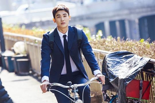 If Suits is already the best material, and if you only think about how to put it [= Jeong Deok-hyun], KBS drama  was a remake of the original famous Archer Daniels Midland in the early days, so there was a half-concerned look.There is a solid script of the original work, and it is expected that the actors such as Jang Dong-gun and Park Hyung-sik have been cast in themselves.However, the concern was that Remake would always have an emotional dissonance.In fact,  clearly has the sense of heterogeneity of the overly cool story of Archer Daniels Midland.For example, after a long time since Friend, an old woman of Miniforce stone (Jang Dong-gun), appeared and made love, she said she would soon marry.Such coolness, in some ways, gives us a little too much feeling in our emotions, but such stories are meaningful in their own way.It is not always necessary to be in a business relationship such as a male-female relationship or a struggle in the company, and it can not be said that it is most of our emotions.In addition, these days, such cool (which can be reasonable in other words) relationships are presented rather preferably.The reason for this is that there are some old-fashioned and even unreasonable aspects of a relationship, so Suits is bound to be disparaged by the view.But when you take this emotional problem away and look at the structure of the story, you can feel the power that this drama is also the famous Archer Daniels Midland original.In the fourth episode, the story of Miniforce and the former woman Friend confronting each others clients in a divorce lawsuit is a case as a lawyer (?), and the connection between the past love stories between them, and in the process, Park Hyung-sik is filing for divorce with extraordinary empathy, but it also finds out that the parties love each other and plays a decisive role in the defense of Miniforce.It is also interesting that the story of Miniforces case and the story of a mild company that Ko Yeon-woo took charge of are organically intertwined.Son Sook, the chairman of a mild company, who seems to have a parents mind to take the chapter, thinks about retirement after Ko Yeon-woo hears about his grandmother, but he reverses his mind to hand over the family business to children who do not know the heart to take the chapter due to Ko Yeon-woos response to his term.The case taken by these lawyers overlaps the story of the lawyers who are in charge of the case with the contents of the case, giving a three-dimensional echo.