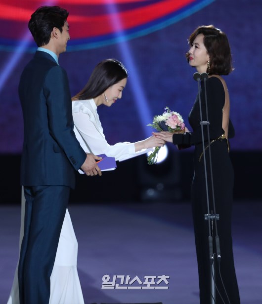 The Baeksang Arts Awards, the most prestigious awards ceremony in Korea, including TV and film, attracted more than 100 people including the best actors, entertainers, directors, writers, and production representatives.It is hosted by JTBC PLUS and is broadcast live on JTBC, JTBC2 and JTBC4.Special Foundation / 2018.05.03