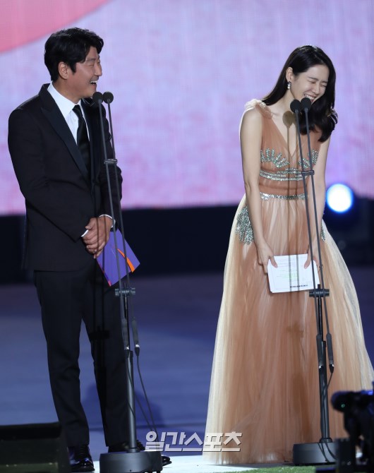 The Baeksang Arts Awards, the nations most prestigious awards ceremony for TV and film, was attended by more than 100 in-ones, including top actors, entertainers, directors, writers and production representatives.Hosted by JTBC PLUS, it is broadcast live on JTBC, JTBC2 and JTBC4. / 2018.05.03