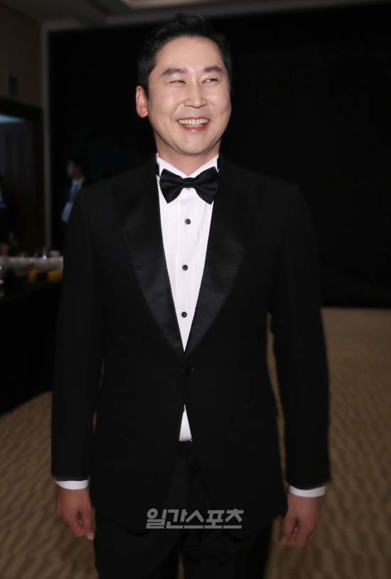 In this years awards ceremony, a special seat was prepared.A Welcome Party was held with Red Carpet and an actor gathered together for fellowship during the time to win the award.MC Shin Dong-yup and Bae Suzy who stepped on the first Red Carpet of the day arrived at the party hall first and greeted the actors to show off the official moderators face of the Baeksang Arts Awards.Approximately 100 people including domestic best actors and entertainers, directors, writers, representatives of production companies, etc. participated in the Baeksang Arts Awards and made their seats shine.05.04 /