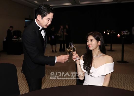 In this years awards ceremony, a special seat was prepared.A Welcome Party was held with Red Carpet and an actor gathered together for fellowship during the time to win the award.MC Shin Dong-yup and Bae Suzy who stepped on the first Red Carpet of the day arrived at the party hall first and greeted the actors to show off the official moderators face of the Baeksang Arts Awards.Approximately 100 people including domestic best actors and entertainers, directors, writers, representatives of production companies, etc. participated in the Baeksang Arts Awards and made their seats shine.05.04 /