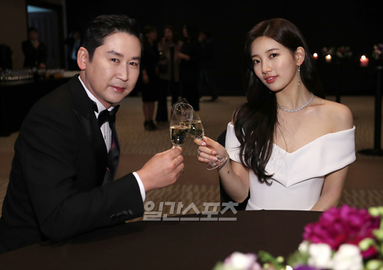 In this years awards ceremony, a special seat was prepared.A Welcome Party was held with Red Carpet and an actor gathered together for fellowship during the time to win the award.MC Shin Dong-yup and Bae Suzy who stepped on the first Red Carpet of the day arrived at the party hall first and greeted the actors to show off the official moderators face of the Baeksang Arts Awards.Approximately 100 people including domestic best actors and entertainers, directors, writers, representatives of production companies, etc. participated in the Baeksang Arts Awards and made their seats shine.05.04 /