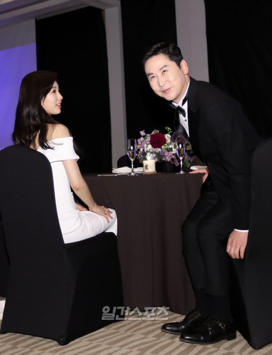 In this years awards ceremony, a special seat was prepared.A Welcome Party was held with Red Carpet and an actor gathered together for fellowship during the time to win the award.MC Shin Dong-yup and Bae Suzy who stepped on the first Red Carpet of the day arrived at the party hall first and greeted the actors to show off the official moderators face of the Baeksang Arts Awards.Approximately 100 people including domestic best actors and entertainers, directors, writers, representatives of production companies, etc. participated in the Baeksang Arts Awards and made their seats shine.05.04 /