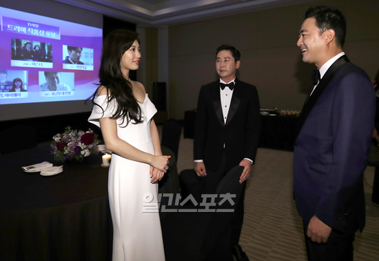 In this years awards ceremony, a special seat was prepared.A Welcome Party was held with Red Carpet and an actor gathered together for fellowship during the time to win the award.MC Shin Dong-yup and Bae Suzy who stepped on the first Red Carpet of the day arrived at the party hall first and greeted the actors to show off the official moderators face of the Baeksang Arts Awards.Approximately 100 people including domestic best actors and entertainers, directors, writers, representatives of production companies, etc. participated in the Baeksang Arts Awards and made their seats shine.05.04 /