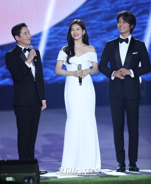 On the 3rd, the 54th Baeksang Arts Awards were held at COEX D Hall in Gangnam - gu, Seoul City.This years Baeksang Arts Awards MC live on JTBC, JTBC 2 and JTBC 4 was undertaken by Bae Suzy, Shin Dong-yup and Park Bo-Gum.Bae Suzy is a white elephant face, grasping the microphone at the Baeksang Arts Awards for the third consecutive year.Bae Suzy, who has won the Film Division Newcomer Award 52 times with a hundred thoughts and joined for the first time with Hundred Things, has been with the goddess of the philosophy since 52 times.On this day Bae Suzy glowed glitter at the Academy Awards for steady progress and beautiful beauty.In 1 part, it gave off to the elegant appeal with a pure white dress, in 2 copies a black dress.Shin Dong-yup, who has a deep connection with Hundred Things, also won the 50th Mens Entertainment Award, also returned to the first time in two years and undertook the progression.Shin Dong-yup, which combined Bae Suzy and MC breathing in 52 hundred thoughts, once again breathed Bae Suzy.Large experience Academy Awards and many experiences of live broadcast Shin Dong-yup led the hundred thoughts with the aging coming out in the career.Three people finished beautifully the hundred thoughts 54 times with the best breathing.The awards and candidates, the winners, the entertainers who joined together, and the audience all communicated to Aolmyo.It was three people who raised the character of the white elephant