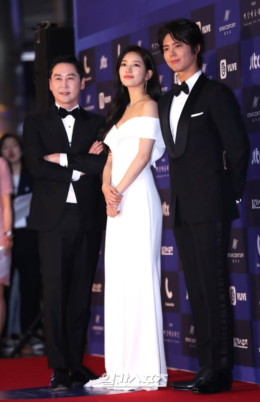 On the 3rd, the 54th Baeksang Arts Awards were held at COEX D Hall in Gangnam - gu, Seoul City.This years Baeksang Arts Awards MC live on JTBC, JTBC 2 and JTBC 4 was undertaken by Bae Suzy, Shin Dong-yup and Park Bo-Gum.Bae Suzy is a white elephant face, grasping the microphone at the Baeksang Arts Awards for the third consecutive year.Bae Suzy, who has won the Film Division Newcomer Award 52 times with a hundred thoughts and joined for the first time with Hundred Things, has been with the goddess of the philosophy since 52 times.On this day Bae Suzy glowed glitter at the Academy Awards for steady progress and beautiful beauty.In 1 part, it gave off to the elegant appeal with a pure white dress, in 2 copies a black dress.Shin Dong-yup, who has a deep connection with Hundred Things, also won the 50th Mens Entertainment Award, also returned to the first time in two years and undertook the progression.Shin Dong-yup, which combined Bae Suzy and MC breathing in 52 hundred thoughts, once again breathed Bae Suzy.Large experience Academy Awards and many experiences of live broadcast Shin Dong-yup led the hundred thoughts with the aging coming out in the career.Three people finished beautifully the hundred thoughts 54 times with the best breathing.The awards and candidates, the winners, the entertainers who joined together, and the audience all communicated to Aolmyo.It was three people who raised the character of the white elephant