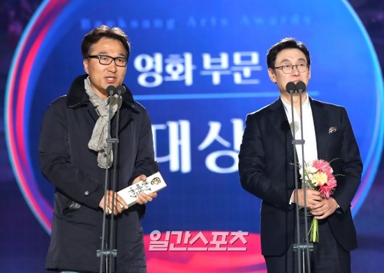 The winner of the film honor at the 54th Baeksang Arts Awards held at the COEX D Hall in Seoul on March 3 was awarded the film 1987 (Director Jang Joon-hwan).1987 is a work that depicts the stories of people who chose justice against the political power to conceal the murder of Park Jong-cheol in January 1987.It was released on December 27 last year and opened its 2018 film industry, and it was recorded as a movie that will remain in history with the choice of 7.23 million viewers. As proof of this favorable review, 1987 will be awarded the Best Director Award, Best Director Award (Jang Joon-hwan), Best Actor Award (Kim Yoon-seok), and Best Actor Award for Baeksang Arts for B. It became the most nominated in six categories: Best Supporting Actor (Park Hee-soon), Scenario Award (Kim Kyung-chan), and Art Award (photography and Kim Woo-hyung).1987 will take the honor of four gold medals, including the Grand Prize, the Best Actor in the scenario, the Best Actor Award, and the Best Supporting Actor.Lee Woo-jung, CEO of 1987 production company, said, I am grateful to the judges who gave me the prize and President Moon Jae-in.I would like to thank the democratic leaders who fought for democracy. Jang Joon-hwan, who directed the film, said, It is impressive.The director is lucky to meet good actors, good staff, and good stories to make good works. 1987 was such a movie. It is a very beautiful story that people made 30 years ago when they fought dictatorship.He has made a beautiful story with candles recently.I want to share my great honor with the people. The target is a category that must fill all the movies and filmmakers without any special candidates.The judges opinions were not narrowed down as easily as they would narrow down, and of course, the only reason for the disagreement was that there was no section that I did not want to take care of.The result is Unanimous Grand Prize. Choi Dong-hoon, who is the chairman of the film division this year, said, 1987 is a surprise to all filmmakers at the time of release.I was forced to applaud the cinematic technology, the acting power of the actors, and the authenticity of the material.  I was grateful to see 1987 last winter. 