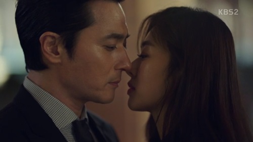 The old lover Jang Dong-gun Jang Shin-young was completely separated after 13 years of reunion.In the 4th KBS 2TV drama Suits (played by Kim Jung-min/directed by Kim Jin-woo), which was broadcast on May 3, the separation of Miniforce Seok (Jang Dong-gun) and Na Ju-hee (Jang Shin-young) was drawn.Miniforce was previously reunited with his former lover Na Ju-hee as an attorney for the other side, taking charge of the divorce case between the airline president and Nam Sang-moo.Miniforce has set a day unlike usual in the reunion with Naju Hee, while Naju Hee is relaxed.Along with him, the two peoples past inspections were drawn and added to the reason for the separation.On the same day, Miniforce Seok led the divorce issue of Nam Sang-moo, the president of the company, with the help of Park Hyung-sik.Miniforce gave Go Yeon-woo an instruction to reconstruct the romance of the two, and Go Yeon-woo made the love of the chaebol and the ordinary man into a tragic love story by comparing the love of God and man.Miniforce said, What if I write a real play? And then I noticed that the president and Nam Sang-moo really chose to divorce for each other.Miniforce pinpointed the fact, and the president and Nam Sang-moo reached an agreement without going to trial, and the case was concluded and Miniforce and Najuhee met and drank.The reason for their separation from each other was revealed along with him, and the former prosecutor Na Ju-hee used the bait using the victim to catch the criminal, and the fact was discovered and he was in a disciplinary crisis.Miniforce was trying to take responsibility, but he chose Miniforce from the top and said, I have a great expectation for you.Thats the way to save both you and me. We dont seem to fit in, Na Ju-hee said. Lets not face each other again.In the court or outside, and Miniforce was also parted, Yes, it is not good to meet. It was my fault, and he was just keeping the principle, but whatever the reason and the process, it was the moment when my love ended, Na Ju-hee recalled.But Najuhee, who met again in 13 years, said, It was a lie that I would not see you again. I do not know what you were like.At least I was glad to be able to fight and love you enthusiastically for a long time.Now there is nothing we can do but look at each other from the other side. He approached Miniforce and kissed.