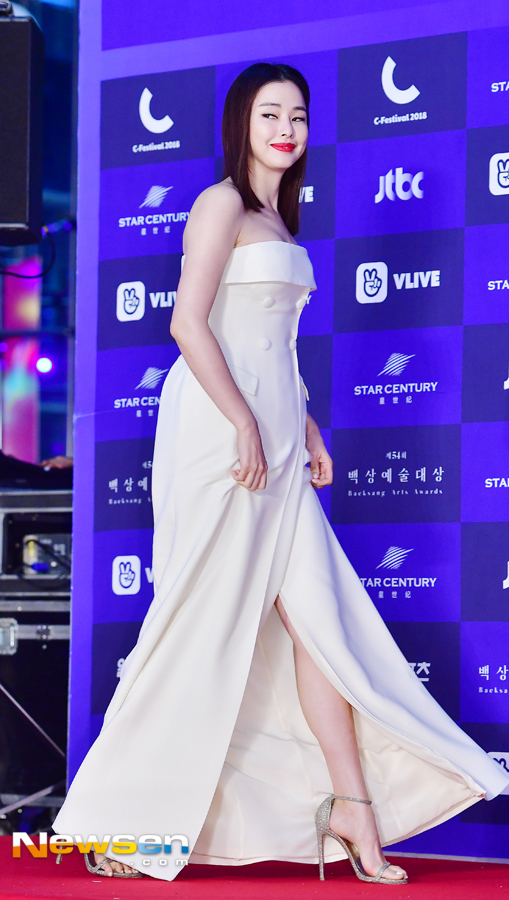 The 54th Baeksang Arts Awards ceremony was held at COEX D Hall in Gangnam-gu, Seoul on the afternoon of May 3. Lee Ha-nui stepped on Red Carpet.  54th Baeksang Arts Awards Winner (writing) List Film DivisionSubjects: 1987▲ Works Award - Namhansanseong▲ Director Award: Kim Yong-hwa (with God - Sin and Punishment)▲ Art Prize: Jin Jong-hyun (with God - Sin and Punishment)▲ New Director Award = Kang Yoon-sung (Crime City)▲ Cinerio Award = Kim Kyung-chan (1987)▲ Male Best Actor Award = Kim Yoon-seok (1987)▲ Womens Best Performance Award: Na Moon-hee (I-canspeak)▲ Male Rookie Acting Award = Gu-hwan (Dream Jane)▲ Womens Rookie of the Year Award = Choi Hee-seo (Park Yeol)▲ Supporting Actors for Men = Park Hee-soon (1987)▲ Women Supporting Actors: Lee Soo-kyung (Silent)Object: Secret Forest▲ Culture Award-- Poggles▲ Arts Award-Hyorine Minbak▲ Direction Award: Kim Yoon-chul (her dignity)▲ Art Prize = Choi Sung-woo (pilgrimage)▲ Dramatic Award: Lee Soo-yeon (Secret Forest)▲ Mans Best Performance Award = Cho Seung-woo (Secret Forest)▲ Womens Best Performance Award = Kim Nam-ju (Misty)▲ Supporting actor for man: Park Ho-san (sweet life)▲ Women Supporting Actors: Ye Ji-won (Would you like to kiss first?)▲ Male Rookie Acting Award = Yang Se-jong (Temperature of Love)▲ Womens Rookie of the Year Award = Mother▲ Male Entertainment Award: Seo Jang-hoon (Knowing Brother, Statue Imong 2 - You Are My Destiny)▲ Womens Entertainment Award: Song Eun-i (Point of Potential Interference, Dismissed)▲ Mens Popularity Award - Jung Hae-in▲ Womens Popular Award = Reservoir