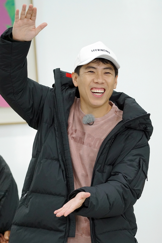 Yang Se-chan expressed his first anniversary of joining Running Man.Yang Se-chan, a comedian who plays on SBS Good Sunday - Running Man, joined Running Man with actor Jeon So-min on April 3 last year.In April, Running Man performed a special recording commemorating the first anniversary of the two peoples joining.Running Man is enjoying a new prime after joining Jeon So-min, Yang Se-chanYang Se-chan said, It is still strange that I am still doing Running Man.It was not easy for the members of the 7 years to get involved in the breathing that they had been watching on TV personally, he confessed. Yoo Jae-Suk advised me a lot that you should make it easier, and talked with your brother and sister, and gradually adapted to Running Man.The following is a Yang Se-chan one-word answer: - Its already the first anniversary of joining. Do you feel the audiences hot reaction? - I didnt know the time of one year would go so soon.It is strange that I am still doing Running Man. - It was legend from the first shooting. ▲ I did not sleep well the night before the first shooting.And when I came to the set, I never thought the box of a big container would go up, and I could have noticed it now, but I was nervous at the first shot and I did not notice it.I remember the shooting was done faster than I thought, and it was over. I did not see it, but I had a lot of decorating.- What if there was the biggest change after appearing in Running Man? ▲ After joining Running Man, I went to Hong Kong and was surprised to see the airport One.In the neighborhood, young friends came to my house to recognize me, and I received a request for interview for elementary school broadcasting friends.- Running Man VS I watched on TV There seems to be a difference between Running Man and I run. ▲ I personally tried to melt into the chemistry of the members I watched on TV, so it was not easy to get involved in the breathing that the members of 7 years had set.The members were surprised to see what they thought of each other even by looking at their faces.Especially, I have not been able to notice since I was hit by Yoo Jae-Suk and Haha several times in recent spy mission.