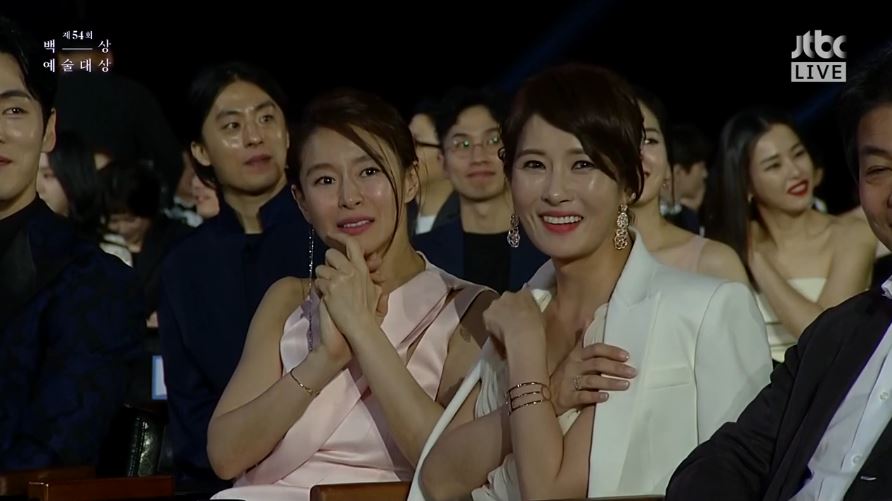 The 54th Baeksang Arts Awards TV Award for Best Actress in Women seemed more competitive than any other award.They were not oddly successful candidates, and the judges were probably a bit of a pain in the ass, and perhaps they wanted to turn the prizes to everyone who was nominated.I already know who the winner is, but lets take off the Shichimi and summarize the performances of each candidate.Kim Nam-joo, who played Go Hye-ran in JTBC <Misty>, showed the best charisma and overwhelming acting ability, and Kim Sun-a and Kim Hee-sun of JTBC <Dignity She> perfected each character Park Bok-ja and Eu-jin, who are clearly distinguished.Shin Hye-sun of KBS2 <Golden My Life> had a strong support of 45.1% of the highest audience rating, and Lee Bo-young of TVN <Mother>, who showed delicate acting, was invited to the official competition section of the Cannes International Series Festival.I was happy to live in Ko Hye-ran for the last six months. Eventually, Kim Nam-joo was the main character in the TV category Best Actress Award.I was so happy to be able to live in Goh Hye-ran for the past six months, he continued, swallowing his tears. His head nodded.Kim Nam-joo, who was calling out the names of the grateful people, suddenly turned to Goh Hye-ran and finished the award testimony like a news closing comment.The audience cheered on Kim Nam-joos wit; Kim Nam-joo was the most likely candidate from the outset.Misty, which recorded 8.452%, was the best drama in the first half of this year, and the impact Kim Nam-joo showed in it was phenomenal.There was also a story that his ability to make a perfect return for six years, which would have been full of fear, was a Grand Prize.It is difficult to object because the winner is Kim Nam-joo, but it is true that the competition is as bad as it was hot. He crossed the Chungcheong dialect and standard language and played 100% as if he had been playing the role of suspicious caregiver.He expressed his splendor and readiness freely, and he became an incarnation of twisted desires, which entrenched the hearts of viewers.