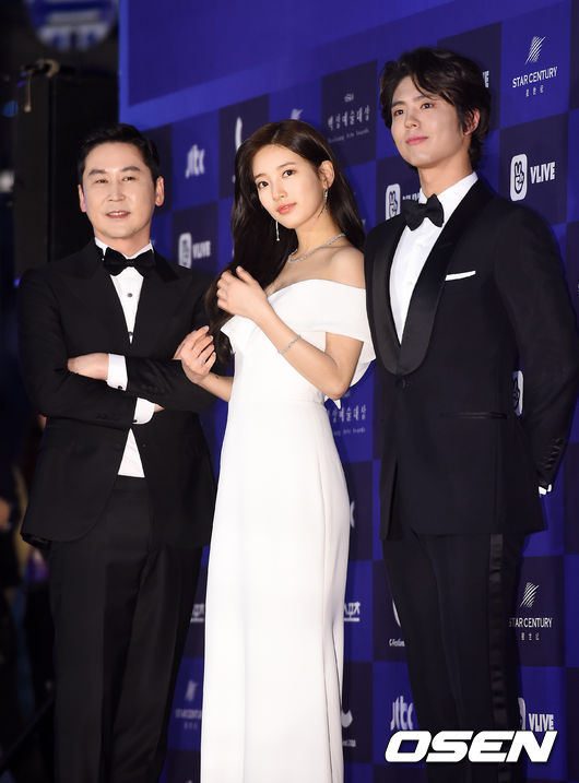 The combination of entertainment Shin Dong-yup and actor Bae Suzy, Park Bo-Gum showed synergy beyond expectation.Because it has a beautiful visual and stable progressing power and received favorable reviews.Can we continue to see these three future Baeksang Arts Awards award ceremonies?Shin Dong-yup, Bae Suzy and Park Bo-Gum attracted attention as MC at the award ceremony of the 54th Baeksang Arts Awards held at COEX D Hall in Gangnam-gu, Seoul on March 3.Especially at the opening of this day Shin Dong-yup said, Bae Suzy saw MC for three consecutive years with me.It is no exaggeration to say that a woman in the white elephant is an exaggeration, Netsogo, Bae Suzy also said, It is an honor to be able to stand again this year.All the people who increased the popularity of popular culture arts sent us applause and returned to the heart and stood in this place and came out warm.Bae Suzy then asked Park Bo-Gum who joined in the first MC this year, Park Bo-Gum said, I am honored to be on MC with an important awards ceremony and I am glad that I am glad and funny with a unique hamburger smile .This Shin Dong-yup brings up laughter with jokingly saying It is infinite glory that you can see society like Bae Suzy who is excessively beautiful and charming, handsome Park Bo-Gum more than necessary Takeshi, Three people carried out the role of MC while demonstrating these chemistry while the Baeksang Arts Awards awards ceremony was held.In addition, the public after the award ceremony was evaluated that Shin Dong-yups successful progress, Bae Suzy, the beauty and roughness of Bae Suzy, Park Bo-Gum, harmonized well, made these Baeksang Arts Awards even more brilliant.Three people who are together and are receiving further popularity will be noticed whether they will be able to play an active role in 3MC at the Baeksang Arts Awards award ceremony.Meanwhile, Bae Suzy received the Jung Hae-In and star century popularity award this day, revealing the feeling of appreciation./ DB, Baeksang Arts Awards Capture