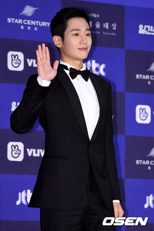 As you set .. Jung Hae-In, why the controversy is so hot Actor Jung Hae-In At this time, he was enveloped in dispute.Academy Awards for the reason that they stood at Center in group photographs.It is embarrassing as Jung Hae-In, and there is no choice but to do irrationality.Several reactions to be discussed are most reactions.Jung Hae-In got the honor of winning the popular award at the 54th Baeksang Arts Awards held on the 3rd afternoon.Recently integrated channel JTBC Gumdorama Often bought for rice is a beautiful older sister gained popularity and it was called the busts and it was the result of the hit.The problem occurred in a group photo after the Academy Awards.It is not Jo Seung-woo who won the award, Kim Nam Joo, Kim Yoon Seok etc. Jung Hae-In Because it stood in the center of this group picture.After publishing the photographs on the organizer side, the disapproval voice directed towards Jung Hae-In was puffed up in a controversy.However, it is the voice of the people concerned that it is not a problem to be problematic.Jung Hae-In was not directly concerned about the center girder, but the stakeholders of the Academy Awards were to arrange the winners considering the overall picture.Daringly Jung Hae-In stood in the center and not to blame him.Of course, there may be cases where the position of the photograph of the organization is selected mainly by the winning prize, the grand prize winner, but there was no fixed formula.After all, the popular photo was the arrangement of coordinated winners at the work site, taking into consideration the overall feeling of the sensation, at that time.It is necessary to celebrate the popular award as Jung Hae-In enough that it is puzzled by unprecedented discussion.Industry officials who were at the site of the Baeksang Arts Awards explained that accusations of overtaking seniors is not to be talked about, polite actors and the atmosphere at that time.Jung Hae-In, who went up to the stage with the senior citizens of those days, is an explanation that may be nervous, rather that he might not have known about himself.I do not know the circumstances before and after, it is a shame that accusations to spit unconditionally.Jung Hae-In won the popularity award this day, Thank you.Very tremble.I will make every effort to seriously do every minute.And I want to be a person who can appreciate small happiness.Finally, I want to walk silently, silently on the way I gave thanks.