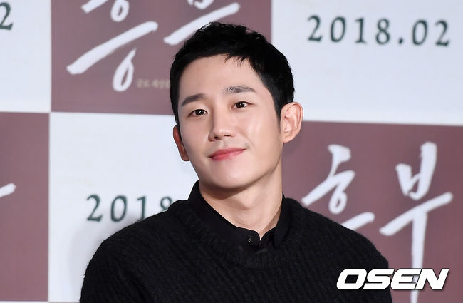 Actor Jung Hae In was not an idol group, but was caught up in the unexpected center controversy.After the 54th Baeksang Arts Awards ceremony held on the 3rd, the winners position in the group photo shoot was a problem. Jung Hae In won the Mens Popular Award on the TVN Drama Sweet Gambun Life.The prime ministers joy was less than a day away.Some netizens who have seen the photos have been criticizing Jung Hae In, who took a commemorative photo in the center. In the group photo taken by the Baeksang Arts Awards, Jung Hae In stands next to Actor Cho Seung-woo, who won the Best Actor Award in the TV category, and director Yong-hwa Kim, who won the Best Actor Award.In fact, the winner of the Grand Prize and the Grand Prize winner have been in the middle of the Baeksang Arts Awards Group photo.Last year, Kim Eun-sook, who received the Grand Prize in the TV category, stood at the center, and Park Chan-wook, who received the Grand Prize in the movie category, and Actor Son Ye-jin, who won the Grand Prize in the movie category. However, in the 54th session yesterday, Actor Kim Yoon-seok, who won the Best Actor in the movie category, Suzi was standing behind him, wondering why Jung Hae In had been brought to the centre.Some blame Jung Hae In for standing at the center with his prominent seniors behind him. According to the testimony of the officials at the time, Jung Hae In was at the center according to the proposal of the shooting staff.Some stars who didnt know they would take pictures after the awards ceremony went down to the parking lot to get in the car and were first in the Jung Hae In seat as they waited for them to return.It is said that the photo was left in the place where the place was standing because there was no time to relocate the place in a cluttered situation. If you look at the picture left as a result without hearing this specific story, it may seem to be the center greed of the new Jung Hae In.There may be cases where the location of group photos is selected mainly for winners who have received big awards, but there is no fixed formula.
