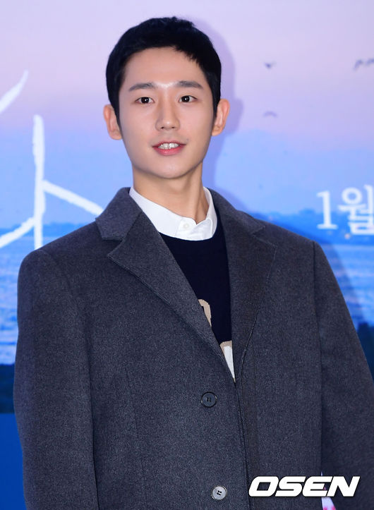 Actor Jung Hae In was not an idol group, but was caught up in the unexpected center controversy.After the 54th Baeksang Arts Awards ceremony held on the 3rd, the winners position in the group photo shoot was a problem. Jung Hae In won the Mens Popular Award on the TVN Drama Sweet Gambun Life.The prime ministers joy was less than a day away.Some netizens who have seen the photos have been criticizing Jung Hae In, who took a commemorative photo in the center. In the group photo taken by the Baeksang Arts Awards, Jung Hae In stands next to Actor Cho Seung-woo, who won the Best Actor Award in the TV category, and director Yong-hwa Kim, who won the Best Actor Award.In fact, the winner of the Grand Prize and the Grand Prize winner have been in the middle of the Baeksang Arts Awards Group photo.Last year, Kim Eun-sook, who received the Grand Prize in the TV category, stood at the center, and Park Chan-wook, who received the Grand Prize in the movie category, and Actor Son Ye-jin, who won the Grand Prize in the movie category. However, in the 54th session yesterday, Actor Kim Yoon-seok, who won the Best Actor in the movie category, Suzi was standing behind him, wondering why Jung Hae In had been brought to the centre.Some blame Jung Hae In for standing at the center with his prominent seniors behind him. According to the testimony of the officials at the time, Jung Hae In was at the center according to the proposal of the shooting staff.Some stars who didnt know they would take pictures after the awards ceremony went down to the parking lot to get in the car and were first in the Jung Hae In seat as they waited for them to return.It is said that the photo was left in the place where the place was standing because there was no time to relocate the place in a cluttered situation. If you look at the picture left as a result without hearing this specific story, it may seem to be the center greed of the new Jung Hae In.There may be cases where the location of group photos is selected mainly for winners who have received big awards, but there is no fixed formula.