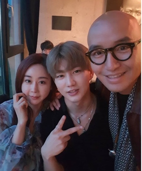 Hong Seok-cheon left a close photo with So-won Ham - Evolution couple, Hong Seok-cheon told SNS on the 4th, What are you going to do with this beautiful couple?I tried to correct the picture, but the original is just the most beautiful. It is the most beautiful brothers.He added, If you go through the streets of Feelings and over the honeymoon, people will look at you and be beautiful. Happy and happy for two people # So-won Ham # Evolution # Kim Bum couple.In the photo, Hong Seok-cheon looks affectionately at the camera with the So-won Ham - Evolution couple.So-won Ham shows off her watery beauty next to her younger boyfriend, who robs her gaze with visuals as much as idols.So-won Ham and last years China SNS star Evolution admitted to dating.So-won Ham was born in 1976 and Evolution was born in 1994, and their Age car was 18 years old.However, So-won Ham and Evolution have also overcome opposition from their families and promised to marry; they have already legally been married since they completed their marriage declaration in Korea and China in February.Last month, she took a wedding photo and took another step toward the couple. In the meantime, a warm photo was released, and fans were cheering.Fans applaud So-won Ham and Evolution couple as they celebrate future: SNS