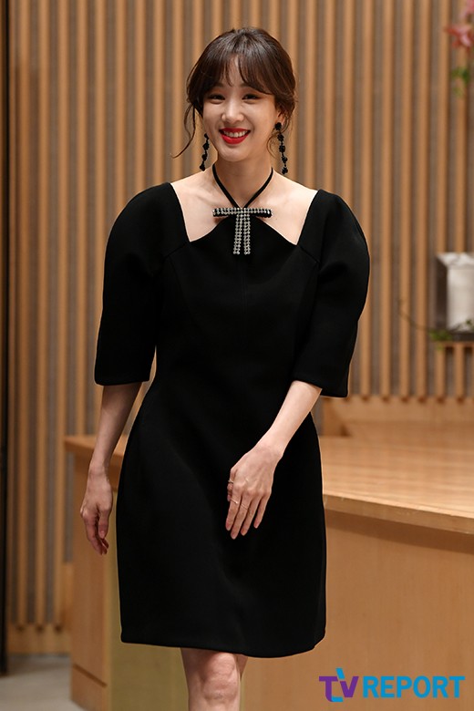Actor Jung Ryeo-won is attending the production presentation of SBS New Moon TV Drama The Oily Melody (directed by Park Sun-ho, a play by Seo Sook-hyang) held at SBS building in Mok-dong, Yangcheon-gu, Seoul on the afternoon of the 4th.Oiled Mellow starring Lee Joon-ho, Jang Hyuk, Jung Ryeo-won, Jo Jae-yoon, Im Won-hee and Kim Sa-kwon of 2PM is a romantic kitchen play that deeply stimulates the salivary glands with the deep love story of three men and women who are hotter than the boiling oil in the hot work.coming seven days