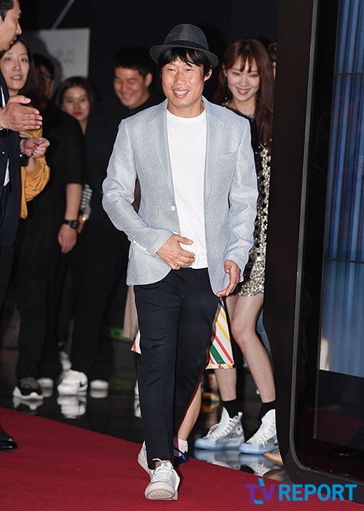 Actor Yu Hae-jin attended the VIP premiere of The Wrestler (director Kim Daeung) at the Lotte Cinema World Tower in Jamsil-dong, Songpa-gu, Seoul on the afternoon of the 4th. The Wrestler has been transformed from a former Wrestler to a professional living person for 20 years.The 9th son of the 9th generation of the house, the fool, is a work that depicts the story that begins to be linked to unexpected characters.