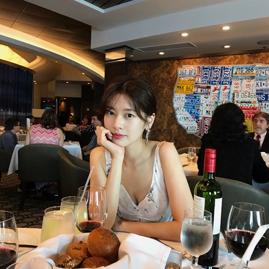 Actor Jung So-min has released his relaxed daily life. On the 4th, Jung So-min released several photos on his instagram.In the open photo, Jung So-min is wearing a simple Hair style and a white dress and is making a sweet smile. He also said, With the photo,On the other hand, Jung So-min shows Lee Joon and his public devotion / photo = Jung So-min Instagram, who breathed in KBS drama My father is strange