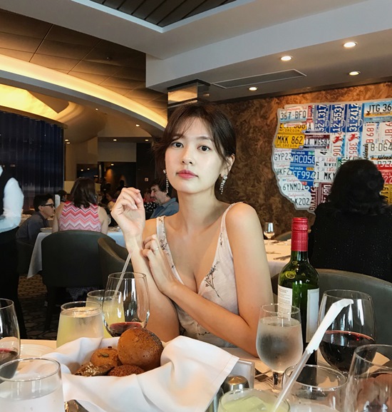 Actor Jung So-min has released his relaxed daily life. On the 4th, Jung So-min released several photos on his instagram.In the open photo, Jung So-min is wearing a simple Hair style and a white dress and is making a sweet smile. He also said, With the photo,On the other hand, Jung So-min shows Lee Joon and his public devotion / photo = Jung So-min Instagram, who breathed in KBS drama My father is strange