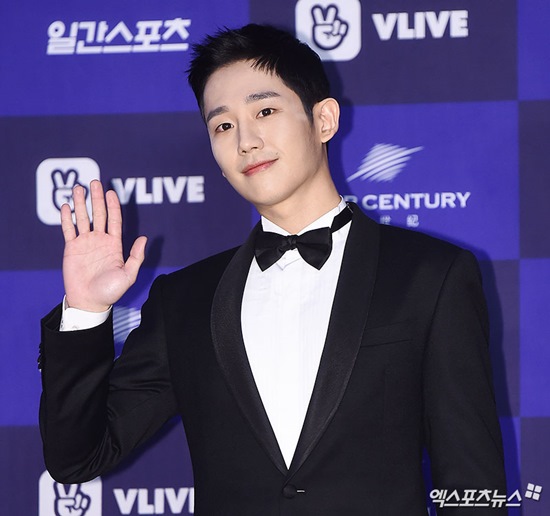 Actor Jung Hae In was caught up in the untimely center controversy. Jung Hae In received a popular award at the 54th Baeksang Arts Awards held at COEX D Hall in Seoul on March 3. Jung Hae In, who is loved as JTBCs Bob Good SisterIm so nervous. Ill try to make every moment of my heart-warming Acting. Ill be grateful for the happiness of the little one.I will walk silently on the path of gratitude given to me. I am sincerely grateful to all those who love me. It was good to do so, but after the awards ceremony was a problem.The beginning of the controversy is a group photo of the 54th Baeksang Arts Awards winner; in a group photo released by the organizers, Jung Hae In was in the middle of the front row.In the group photo of the winner of the Baeksang Arts Awards, the Grand Prize winner was the center.However, Jung Hae In stood at the center with a prominent senior winner such as Kim Yoon-seok of the Best Actor in the Film category and Jo Seung-woo and Kim Nam-joo, who received the Best Actor Award in the TV category.On the other hand, Suzi, who received the popular award, was criticized because he was on the side. Of course, there are many reactions such as I do not know and I do not know what is controversial.An official at the scene said, I did not know I had to take a picture, but I was on stage because I had to take a picture among the winners.I went up first and waited for my seniors.I am a rookie, so I do not know where to stand, and I do not know where to stand. If the person in charge of the field is true, Jung Hae In himself is unfair.It was a crazy atmosphere after the awards ceremony, and I stood in the middle with the order of the staff.It is a shame that I did not think about the placement, but it is a bit too much to connect with the personality problem. Anyway, Jung Hae In got a hot response all day because of this controversy.It makes me realize that I have become a person who receives a lot of attention after climbing to the rank of the mainstream with Drama.At the same time, Jung Hae In himself seems to have become a celebrity and top star, and the weight to bear every moment seems to have been a good opportunity.