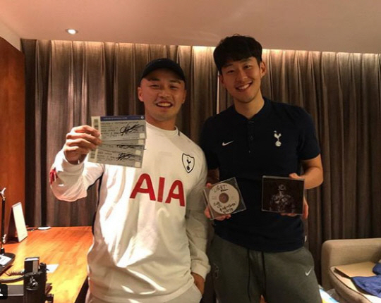 On the 4th, Microdot said through his instagram, Thank you for the excitement, the excitement, and the ticket.I was just giving a gift for a while because it was the day before Kyonggi, but it was so kind, gentle and warm for a while. I actually met Heungmin Lee, who I had seen since I was 16 years old.Honor in addition to the meeting, I attracted Eye-catching. Microdot posted this photo shortly after KBS2s Celupid broadcast.Rapper Microdot, who became a PD in celupid, headed to England to meet Asias highest-paid world football star Son Heung-min, and when he tried to contact him in advance through his acquaintance in a situation where he was not sure.Son Heung-min, who felt burdened by shooting the day before Kyonggi, met Microdot alone without a camera and presented a Kyonggi ticket the next day with gratitude.Expect to see if he met Son Heung-min after Kyonggi next week on the air, with Microdots excited encounter late in the show, which became a successful fan, turning on Eye-catching