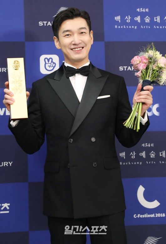 There was no disagreement about Actor Jo Seung-woos award for best acting.The 54th Baeksang Arts Awards were held at the D Hall in COEX, Seoul on March 3, and the popular culture flow was read at a glance over the past year through the awards ceremony.A total of 29 people (team) including Grand prize tvN Secret Forest and movie 1987, 14 TV divisions, 11 film divisions, Star Century Popular Award and Bazaar Icon Award enjoyed the honor of the white prize.Jo Seung-woo played the role of a lone prosecutor, Hwang Si-mok, who did not feel emotion in Secret Forest. Instead of reading empathy, the acting with maximized rational judgment was overwhelming.It was a dry emotional line different from the one that had put heavy impressions and emotional expressions in the meantime.Jo Seung-woo did the acting that no one could do, and the modifier Jo Seung-woo was followed, and Jo Seung-woo showed why he was actor who believed and saw.Jo Seung-woo, who met backstage, did not leave a smile at the corner of his mouth.What is the work of Jo Seung-woo on the stage? It was a time to be disorganized and conflicted as an actor before receiving the script.Ive performed too much. Ive been working since 1999, except in the military.I thought, Can I continue Actor, and Actor felt like a thing at some point if I used to enjoy it.I thought that I would be a big deal because I thought about it on stage, and I thought, I should not do this in front of the audience who came with big money.There was a time when I thought I should rest until my passion burned. I played the prosecutor who lost my feelings when I was thinking about where my life is and where my life is.After waiting, I filmed it. The scene making is bright and playful. It is a work that once again provides an opportunity to have affection for drama work and acting work.So far, many people have continued to run the ship.I was glad to see Ryu Jun-yeol and Park Seo-joon for the first time than I received the prize here.I heard it from other acquaintances, other actors, and the story feels best. 