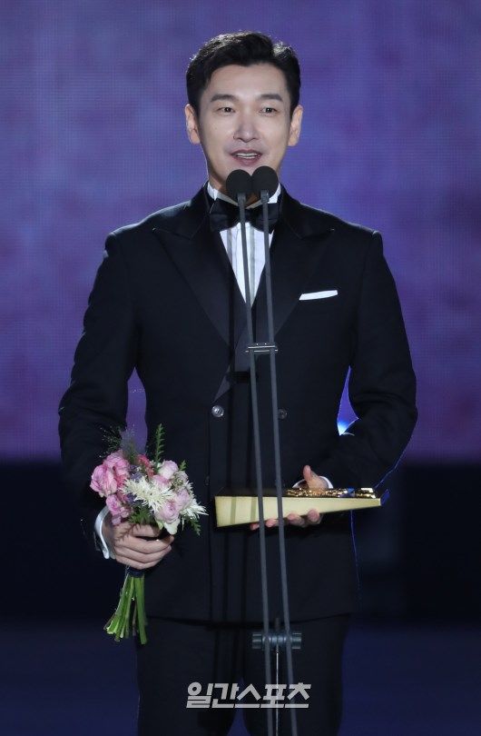 Won the best acting award of actor Jo Seung-woo No circle objections.In caseThe 54th Baeksang Arts Awards was held at COEX D Hall in Seoul on the third day.Using the award ceremony of this day, the flow of popular culture over the past year was read at a glance.The target tvN Secret Forest and the movie 1987, 29 people (teams) including the TV division totaling 14 pieces, the movie division 11 pieces, the star century popularity award, the bazaar icon prize and others enjoyed the glitter of the white elephant.Jo Seung-woo took over the role of tree of Sulfur City, a loneliness test that does not feel emotion in Secret Forest.Instead of reading empathic ability, smoke overwhelming with intelligent judgment maximized.It was a feeling-like line that was tasteless and dry different from what we had previously stood up with a feeling of emotion and expression of emotions.While Jo Seung-woo performed a performance that no one can do, the modifier Jo Seung-woo followed and showed correctly why Jo Seung-woo is a believing actor.Jo Seung - woo met behind the scenes did not leave laughter from his mouth.The figure seems to be like a child from the view that it is possible to receive an award.We will talk about the stage and reveal the winning feeling. - What is Secret Forest in Jo Seung-woo?It was a time to conflict as we go into the world as an actor before receiving the script.I also did a lot of performances too.Since 1999 I have worked except for military life.I felt like a certain moment when I thought that I can keep an actor, while I was enjoying acting actor before.In the stage too, there was a doubt that made the idea of ​​extremely nagetoda, and I thought that it would be a big money to spend the audience thought.There was a time when I thought that I was going to rest until more passion burned.He took over the inspector who lost feelings himself / herself, Where is my life and where is my life? I was worried.I waited and photographed.Looking at the site making, you strike brightly and hit a lot of mischiefs.It is a work that prepared a chance to be able to have love for drama work, acting work again.Many people who have been running regularly ever have been challenging and rewarding.Im happier than I received over here, the first time I saw Ryu Jun-yeol and Park Seo-Joon running right.I asked other acquaintances, other actors, that story is the best feeling.