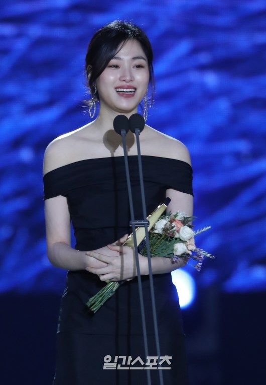 Actor Lee Soo-kyung has had an extraordinary white statue ceremony.The 54th Baeksang Arts Awards were held at the D Hall in COEX, Seoul on March 3, and the popular culture flow was read at a glance over the past year through the awards ceremony.A total of 29 people (team) including TVN Secret Forest and movie 1987, 14 TV divisions, 11 film divisions, Star Century Popular Award and Bazaar Icon Award were honored with the white prize.Lee Soo-kyung, who delicately expressed the confused inner side of the person who changed before and after the murder case, was disassembled from Silent to the second generation of the chaebol.The awards qualifications were sufficient just by radiating unflappable energy in front of The Great Actor Choi Min-sik.