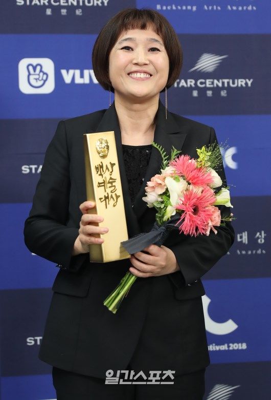 Comedian Song Eun-yi has won the white prize Honor 26 years after his debut.The 54th Baeksang Arts Awards were held at the D Hall in COEX, Seoul on March 3. The awards ceremony was held for the past year.A total of 29 people (team) enjoyed the white prize Honor, including the target TVN Secret Forest and the movie 1987, 14 TV divisions, 11 film divisions, Star Century Popular Award and Bazaar Icon Award.Song Eun-yi enjoyed the white statue festival, and he was singled out with Kim Sook, Kwon Hyuk-soo, Kang Yoo-mi and Yoo Byung-jae.Song Eun-yi became the first sister to be a planner in the gag world, leading the podcast of entertainers and pioneering new entertainment, such as making a Celeb pipe with Vivo TV Play.