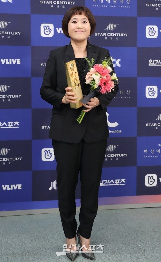 Comedian Song Eun-yi has won the white prize Honor 26 years after his debut.The 54th Baeksang Arts Awards were held at the D Hall in COEX, Seoul on March 3. The awards ceremony was held for the past year.A total of 29 people (team) enjoyed the white prize Honor, including the target TVN Secret Forest and the movie 1987, 14 TV divisions, 11 film divisions, Star Century Popular Award and Bazaar Icon Award.Song Eun-yi enjoyed the white statue festival, and he was singled out with Kim Sook, Kwon Hyuk-soo, Kang Yoo-mi and Yoo Byung-jae.Song Eun-yi became the first sister to be a planner in the gag world, leading the podcast of entertainers and pioneering new entertainment, such as making a Celeb pipe with Vivo TV Play.