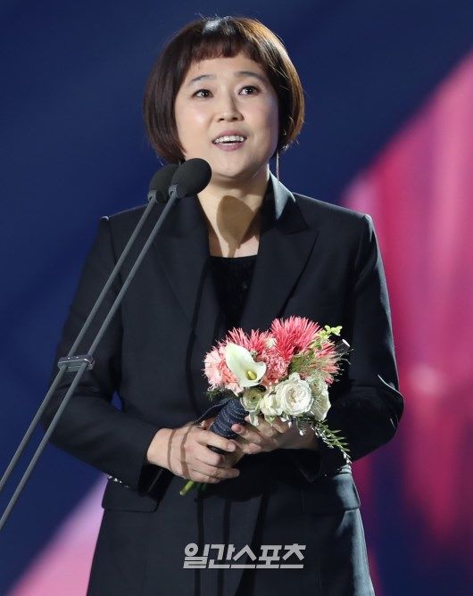 Comedian Song Eun-yi has won the white prize Honor 26 years after his debut.The 54th Baeksang Arts Awards were held at the D Hall in COEX, Seoul on March 3. The awards ceremony was held for the past year.A total of 29 people (team) enjoyed the white prize Honor, including the target TVN Secret Forest and the movie 1987, 14 TV divisions, 11 film divisions, Star Century Popular Award and Bazaar Icon Award.Song Eun-yi enjoyed the white statue festival, and he was singled out with Kim Sook, Kwon Hyuk-soo, Kang Yoo-mi and Yoo Byung-jae.Song Eun-yi became the first sister to be a planner in the gag world, leading the podcast of entertainers and pioneering new entertainment, such as making a Celeb pipe with Vivo TV Play.