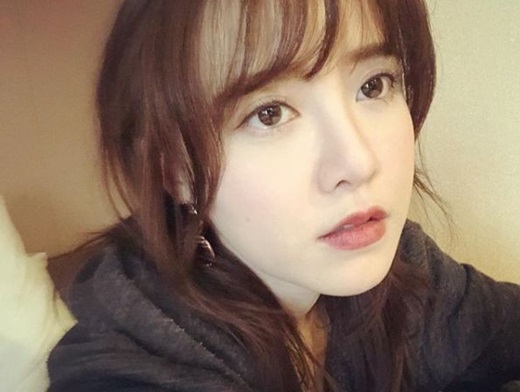 Actor Ku Hye-sun reported on his recent situation at Jeonju International Film Festival. On May 5, Ku Hye-sun posted a picture on his SNS with the phrase Jeonju.Koo seems to have participated in the 19th Jeonju International Film Festival, which will be held on March 3 and will be held until December 12. Ku Hye-sun recently participated as a Narrator in the EBS documentary prime trilogy Art, Shall we?Ku Hye-sun married actor Ahn Jae-hyun on May 21, 2016.