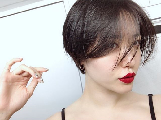 Broadcaster Kim Sae-rom has unveiled a new Hair style.Kim Sae-rom posted on Instagram on the 4th, Wound!It is the first time my head is so short, he said. My head should be digested from then on, so I have to digest it.It is a short cut style that cuts short hair in the meantime.Kim Sae-rom, who has made up with a distinctive red Lipstick, is staring at the camera with his bangs shattered and his eyes slightly covered., Goddess of Truth and so on.