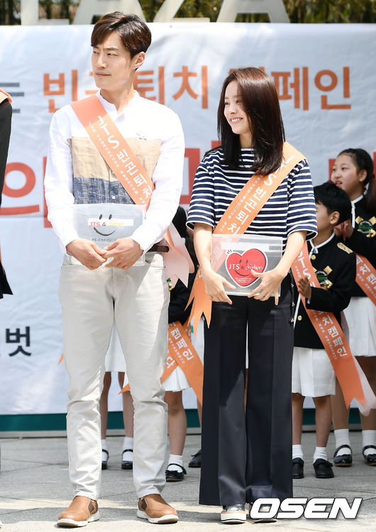 A street fundraising Event organized by NGO Join Together Society (JTS), which aims to combat international hunger, disease and illiteracy, was held in Myeong-dong, Euljiro, Jung-gu, Seoul on the afternoon of the 5th. Actors Lee Hee-joon and Han Ji-min are attending street fundraising Events.