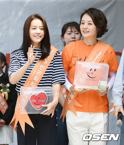 A street fundraising event organized by NGO Join Together Society (JTS), which aims to combat international hunger, disease and illiteracy, was held in Myeong-dong, Euljiro, Jung-gu, Seoul on the afternoon of the 5th.Actor Han Ji-min and Bae Jong-ok are attending street fundraising events.