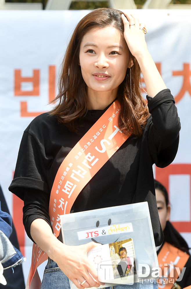 Actor Yoon So-yi attends JTS Childrens Day Pretty girl Celebrity Street Fundraising held on Myeongdong Street, Jung-gu, Seoul on the afternoon of the 5th.[ ]JTS Children`s Day Pretty Girl Celebrity Street Fundraising