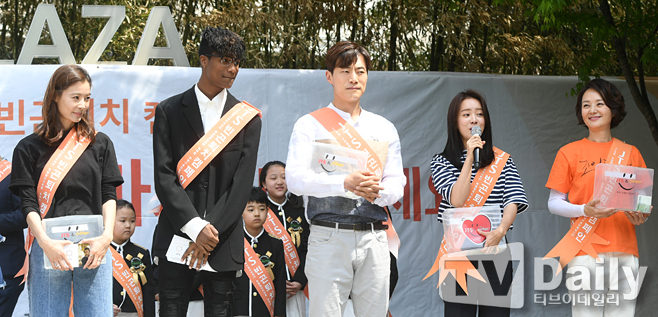 Actor Yoon So-yi Han Hyun-min Lee Hee-joon Han Ji-min Bae Jong-ok attends the JTS Childrens Day Celebrity Street fundraising held on Myeongdong Street, Jung-gu, Seoul on the afternoon of the 5th.[ ] JTS Childrens Day Celebrity Street Fundraising